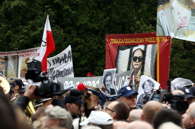 Protesty podczas uroczystości pogrzebowych generała Wojciecha Jaruzelskiego /Tomasz Gzell /PAP