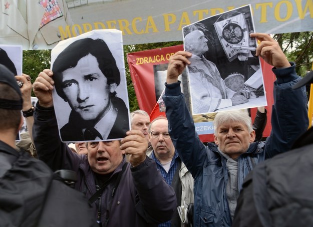Protesty, podczas uroczystości pogrzebowych generała Wojciecha Jaruzelskiego na wojskowych Powązkach /Jacek Turczyk /PAP