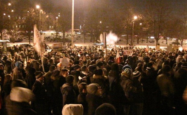 Protesty przeciw ACTA w Trójmieście, demonstranci przed domem premiera