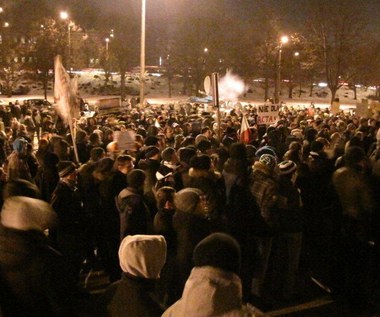 Protesty przeciw ACTA w Trójmieście, demonstranci przed domem premiera