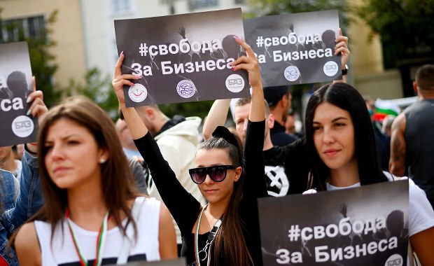 Protesty przeciw restrykcjom epidemicznym w Bułgarii