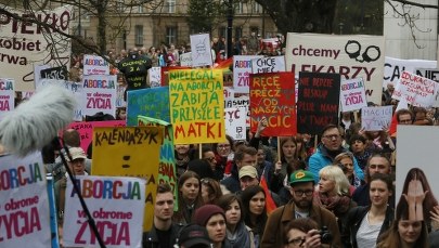 Protesty przeciw zaostrzeniu przepisów aborcyjnych: "Nie chcesz aborcji, to jej sobie nie rób"
