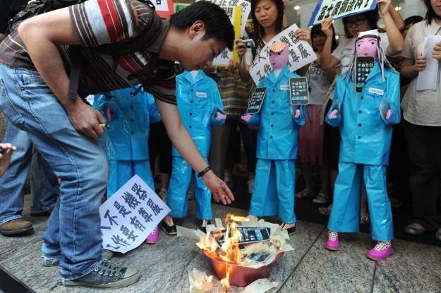 Protesty przeciwko Foxconn przed chińską siedzibą firmy w Hong-Kongu /AFP