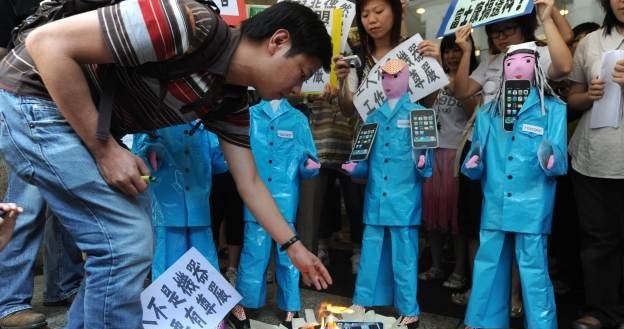 Protesty przeciwko Foxconn przed chińską siedzibą firmy w Hong-Kongu /AFP