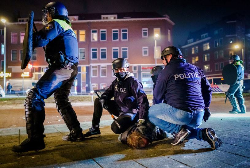 Protesty przeciwko godzinie policyjnej wybuchły w wielu holenderskich miastach /Marco DE SWART / ANP /AFP