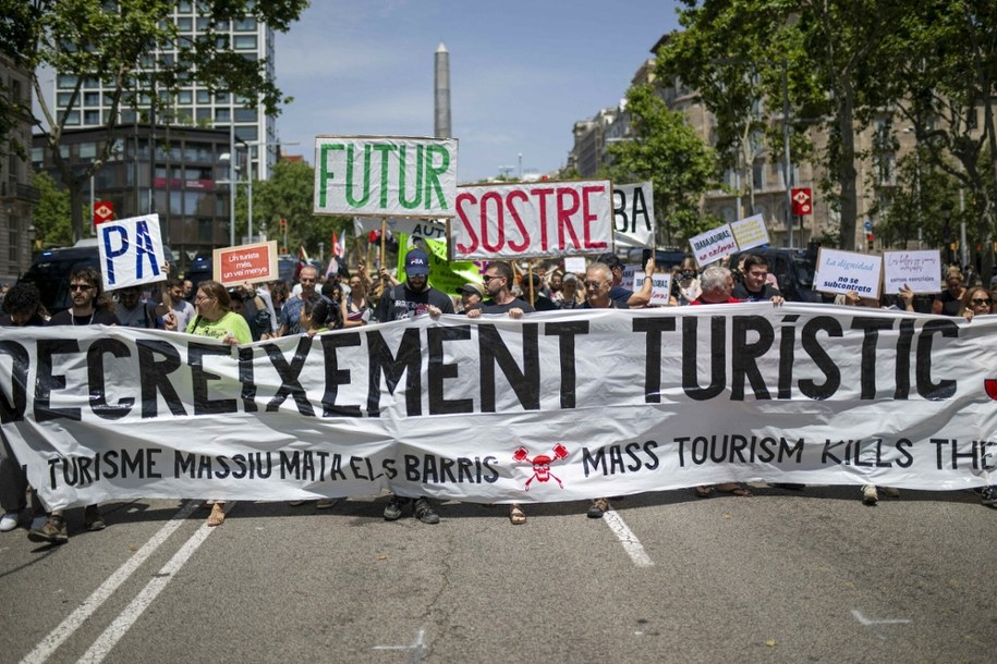 Protesty przeciwko nadmiernej turystyce w Hiszpanii, czerwiec 2025. Demonstranci symbolicznie „ochładzali” turystów pistoletami na wodę i nieśli transparenty „Turystyka zabija dzielnice” /AA/ABACA/Abaca/East News /East News