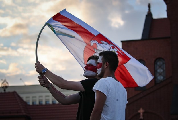Protesty przeciwko reżimowi Łukaszenki trwają od poprzedniej niedzieli /TATYANA ZENKOVICH  /PAP/EPA