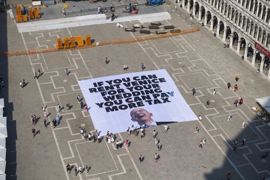Protesty przeciwko ślubowi Jeffa Bezosa w Wenecji / EPA/GREENPEACE PRESS OFFICE HANDOUT /PAP/EPA