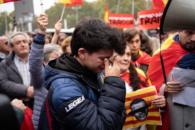 Protesty przeciwko utworzeniu rządu Hiszpanii przez Pedro Sancheza /Diego Radame /PAP/Abaca