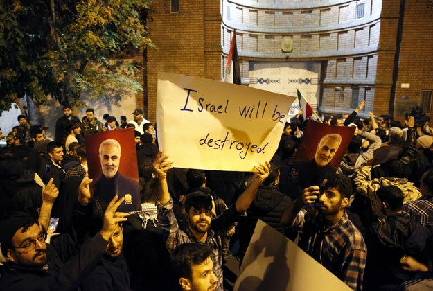 Protesty przed ambasadą Francji w Teheranie /Abedin Taherkenareh   /PAP/EPA