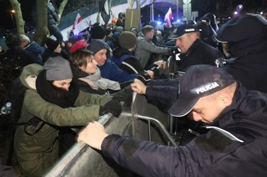 Protesty przed parlamentem w związku z ustawami o KRS i SN