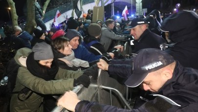 Protesty przed parlamentem w związku z ustawami o KRS i SN