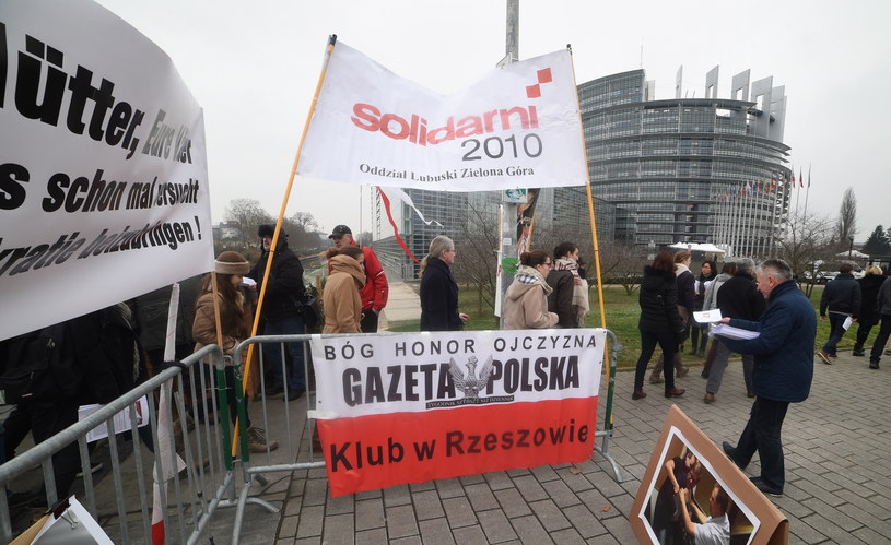 Protesty przed PE /Radek Pietruszka /PAP
