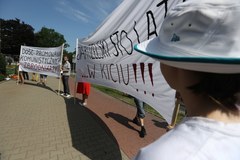 Protesty przed warszawskim hotelem. Generał świętuje urodziny 