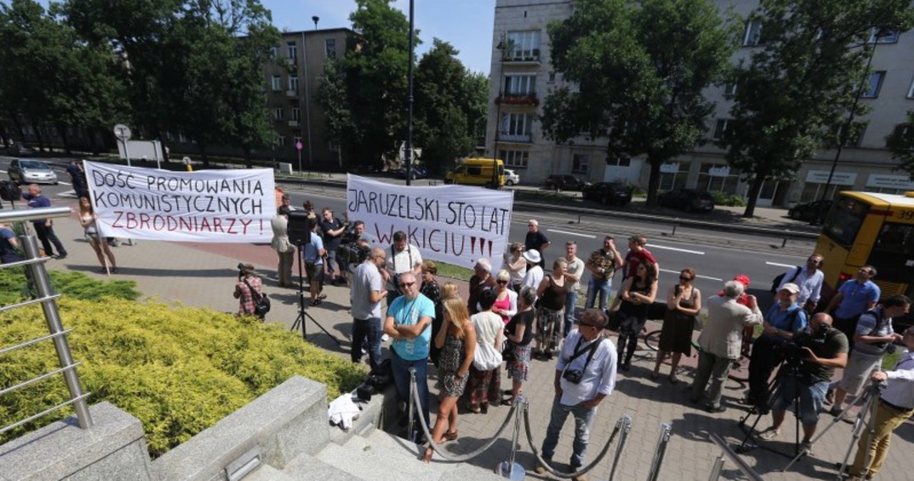 Protesty przed warszawskim hotelem. Generał świętuje urodziny 