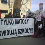 Protesty rodziców w Warszawie. "Zamykacie szkoły, przegracie wybory!"