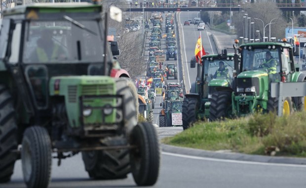 Protesty rolników w Hiszpanii. Blokują drogi i rozdają żywność