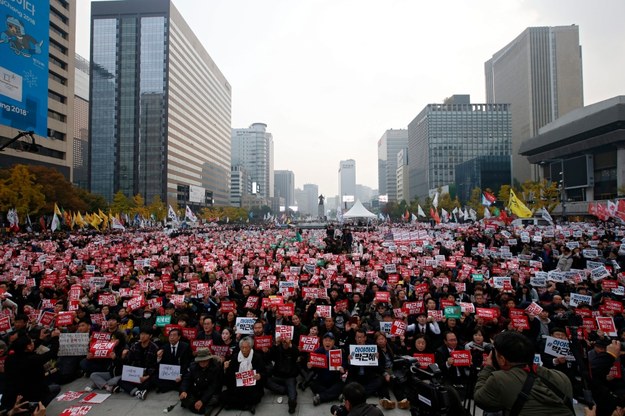 Protesty spowodowane są skandalem wokół prezydent Park Geun Hie /JEON HEON-KYUN /PAP/EPA