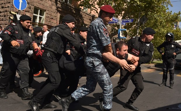 Protesty w Armenii po upokarzającym rozejmie. Zatrzymano ponad 80 osób