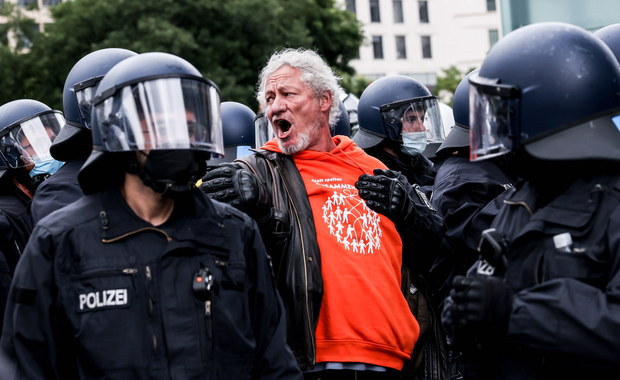 Protesty w Berlinie przeciwko obostrzeniom covidowym. Zatrzymano 80 osób