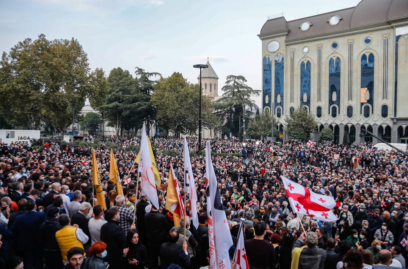 Protesty w Gruzji po wyborach parlamentarnych. /ZURAB KURTSIKIDZE /PAP/EPA