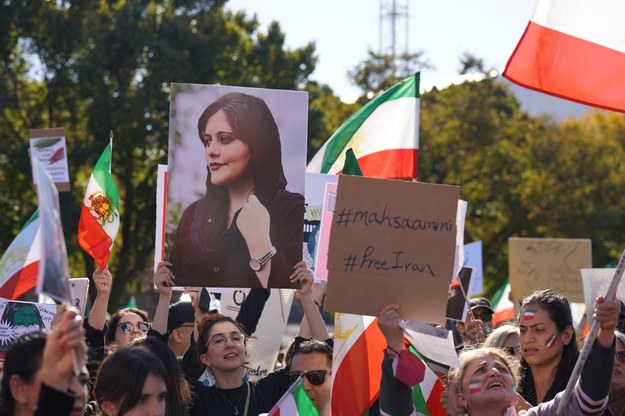 Protesty w Iranie po śmierci Mahsy Amini /Shutterstock