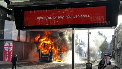 Protesty w Irlandii Północnej po ataku uchodźcy. Mężczyzna usłyszał zarzuty