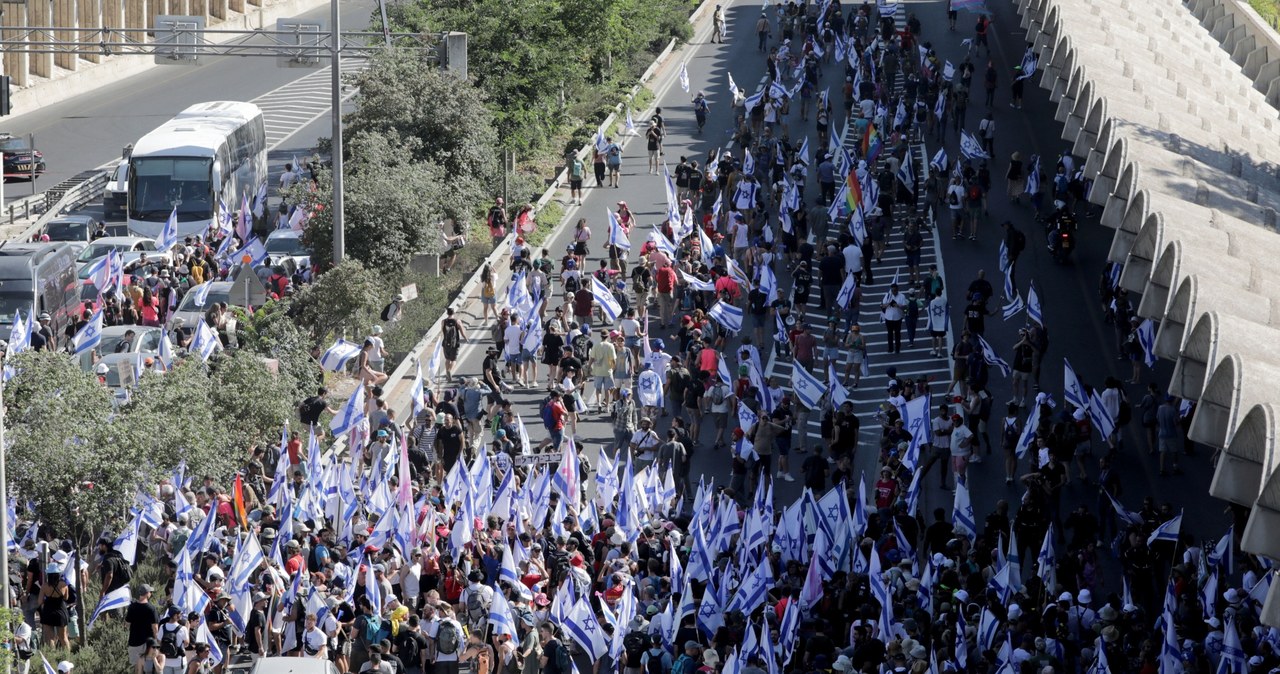 Protesty w Izraelu po przyjęciu ustawy dotyczącej ograniczenia władzy Sądu Najwyższego