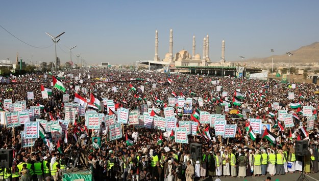 Protesty w Jemenie po atakach USA i UK /YAHYA ARHAB /PAP/EPA