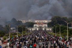 Protesty w Katmandu, pożar parlamentu