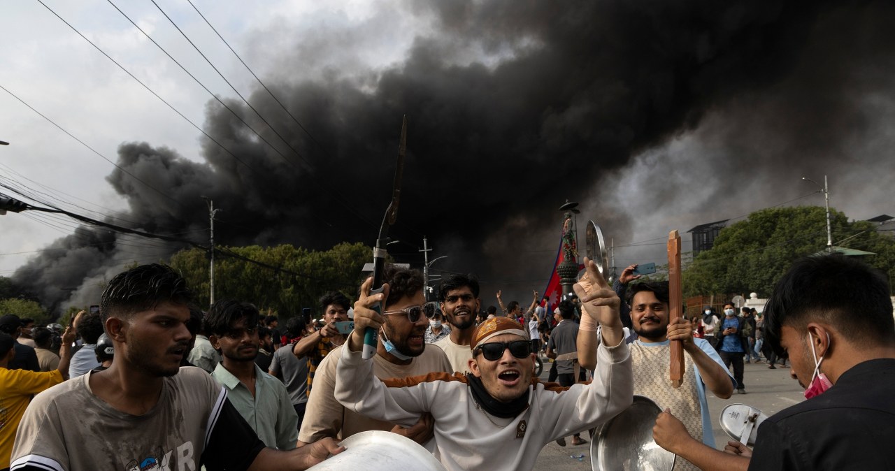 Protesty w Katmandu, pożar parlamentu