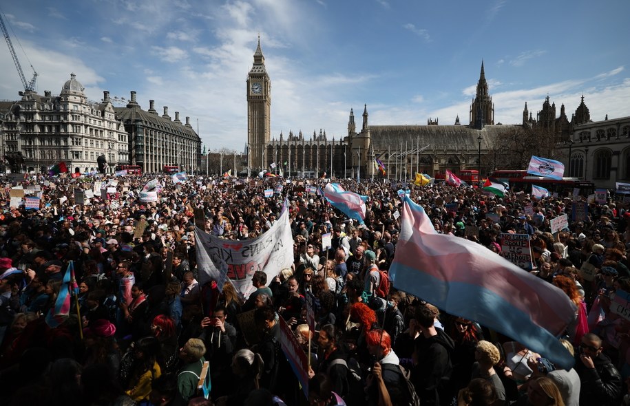 Protesty w Londynie po zmianie prawnej definicji kobiety /EPA/ANDY RAIN /PAP/EPA