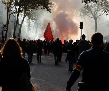 Protesty we Francji. Na transparentach hasła: "Macron, daj mi swoją lodówkę"