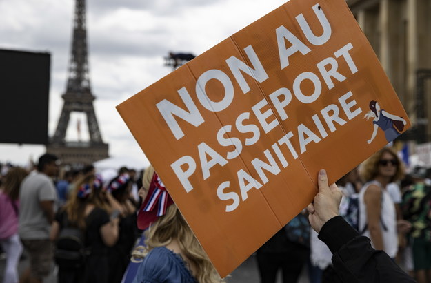Protesty we Francji przeciwko paszportom covidowym /IAN LANGSDON /PAP/EPA