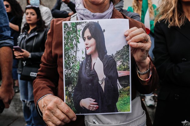 Protesty wybuchły po śmierci Mahsy Amini /Teresa Suarez /PAP/EPA