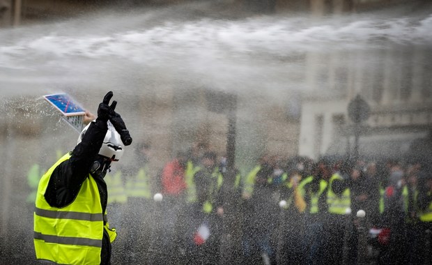 Protesty "żółtych kamizelek". Macron poprosi bankierów o pomoc