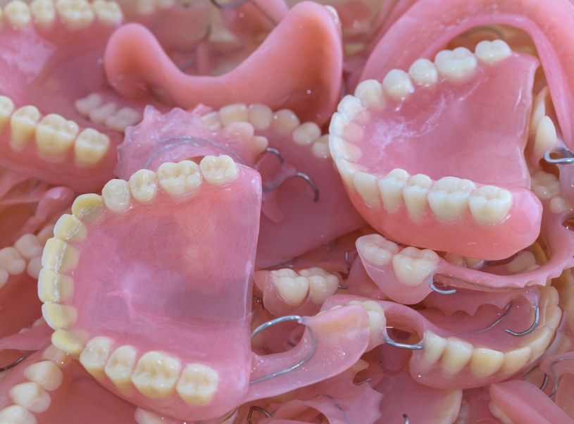 Protezę zębową należy odpowiednio czyścić i płukać /123RF/PICSEL