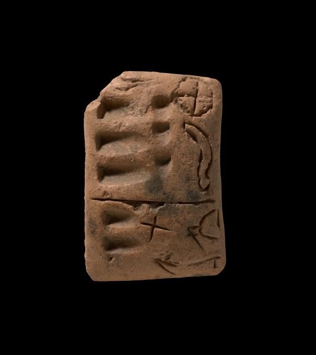 Protoklinowa tabliczka z okresu Uruk IV, sprzed około 3350-3200 lat. Zawiera znaki liczbowe po lewej stronie oraz bardziej zróżnicowane ideogramy po prawej. /Fot. Staatliche Museen zu Berlin, Vorderasiatisches Museum / Olaf M. Tesmer, CC-BY-SA 4.0 /Materiały prasowe