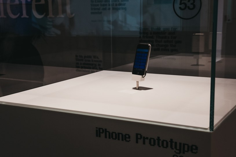 Prototyp iPhone'a w muzeum w Pradze.