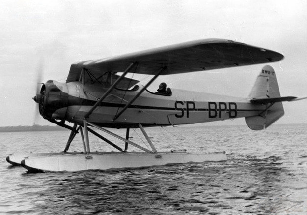 Prototyp RWD-17W. Trzy tego typu samoloty miały się znaleźć na wyposażeniu Rzecznej Eskadry Lotniczej w 1939 roku. Prawdopodobnie to one miały bazować na polskim lotniskowcu /Wikimedia Commons /INTERIA.PL/materiały prasowe