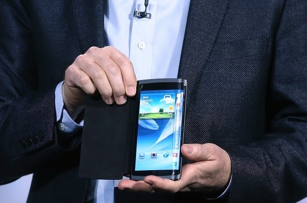 Prototyp smartfona Youm zaprezentowany na targach CES 2013 /AFP