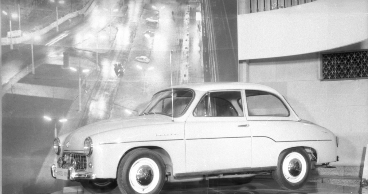 Prototypowa Syrena z drzwiami zawieszonymi na przednim słupku (otwieranymi do tyłu) powstała w 1961 roku, egzemplarz prezentowany na wystawie "postępu Technicznego w Przemyśle Motoryzacyjnym". /Informacja prasowa