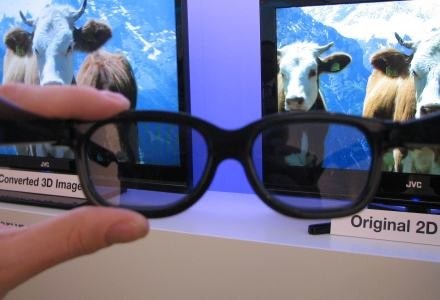 Prototypowe telewizory 3D zaprezentowane przez JVC na targach IFA 2009 w Berlinie /AFP