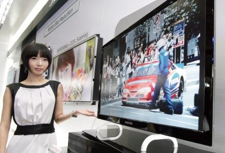 Prototypowy telewizor LCD Samsunga o grubości 10 mm. /AFP