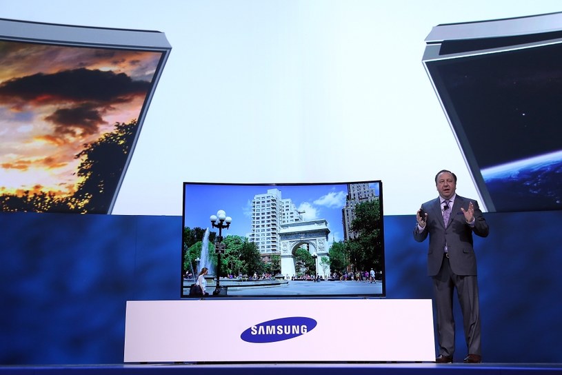 Prototypowy telewizor Samsunga ma dwa kształty - telewizora ze standardowym ekranem oraz formę zakrzywionego ekranu /AFP