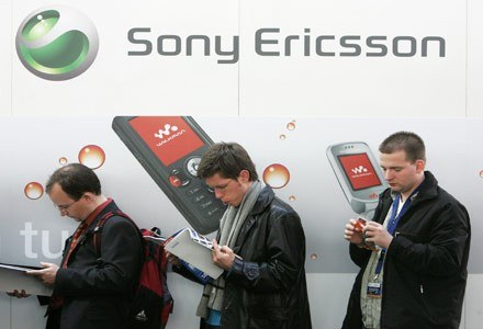 Prototypy nowych komórek Sony Ericsson wykradł jeden z pracowników firmy /AFP