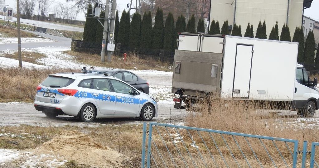 Prowadzący busa wjechał  za sygnalizator przy dwóch na przemian migających sygnałach czerwonych a opuszczana zapora uderzyła w zabudowę busa /Polska Policja /Informacja prasowa