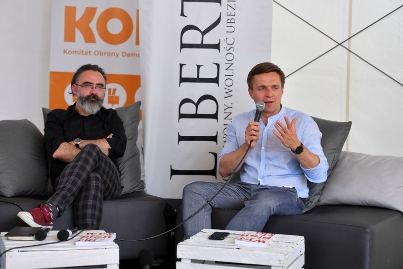 Prowadzący dyskusję Piotr Augustyniak i redaktor naczelny "Liberte" Leszek Jażdżewski /Marcin Gadomski /PAP