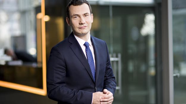 Prowadzącym "Państwo w Państwie" jest dziennikarz i prawnik Przemysław Talkowski /Polsat