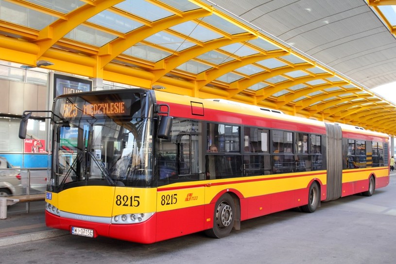 Prowadzenie autobusu przegubowego to trudniejsze zadanie, niż się wydaje /Jan Kucharzyk /East News